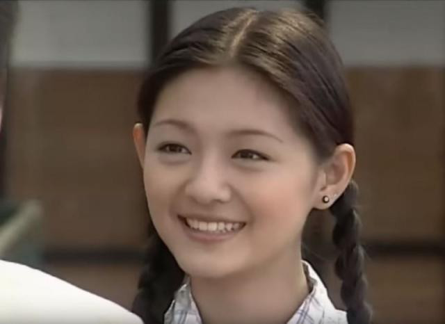 Đôi mắt to tròn, lấp lánh khi cười của Từ Hy Viên giúp cô trở thành biểu tượng tình đầu màn ảnh một thời của màn ảnh châu Á. Đôi mắt to tròn, lấp lánh khi cười của Từ Hy Viên giúp cô trở thành biểu tượng tình đầu màn ảnh một thời của màn ảnh châu Á.