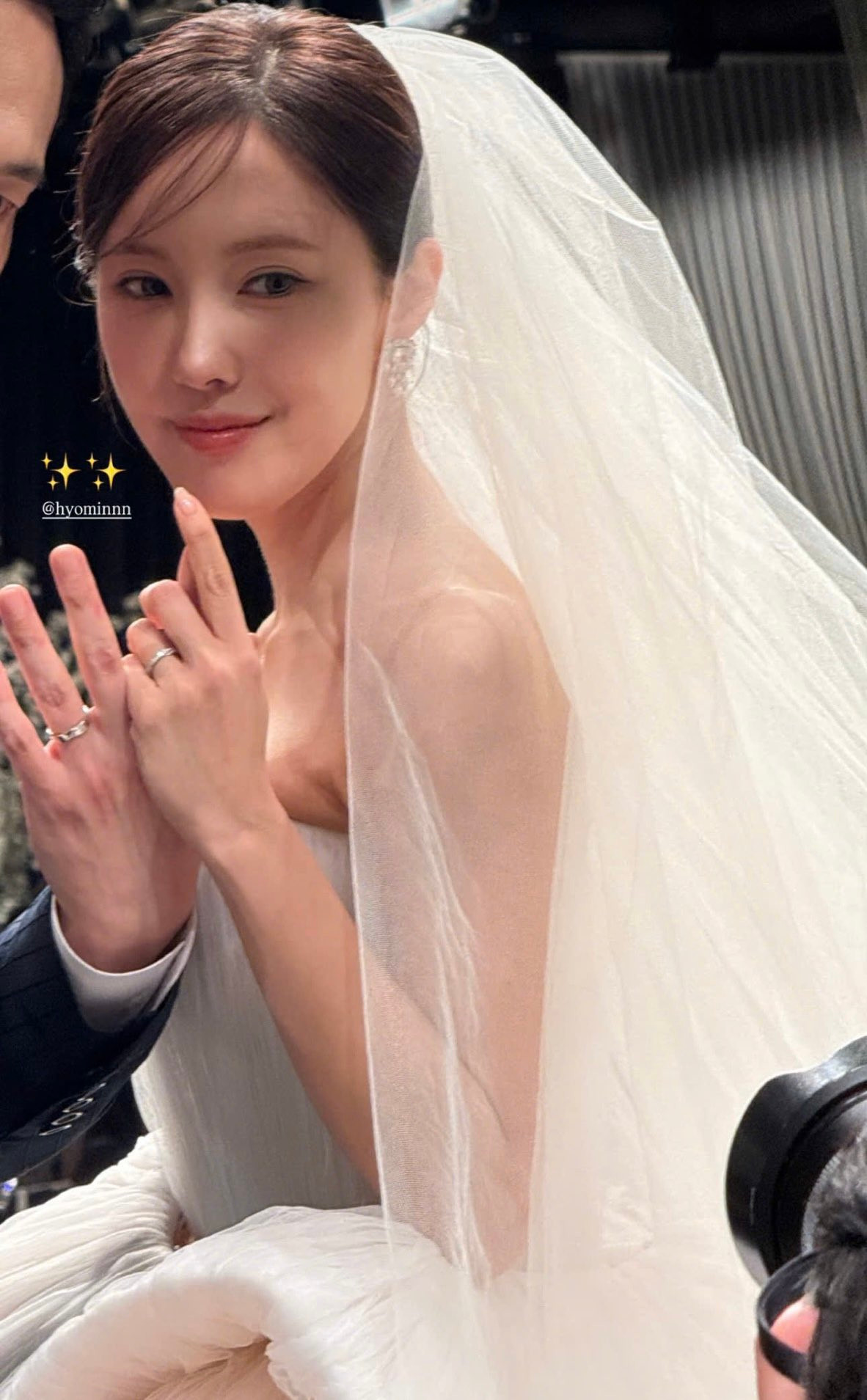 Cận nhan sắc lấp lánh của Hyomin trong ngày cưới. Cận nhan sắc lấp lánh của Hyomin trong ngày cưới.