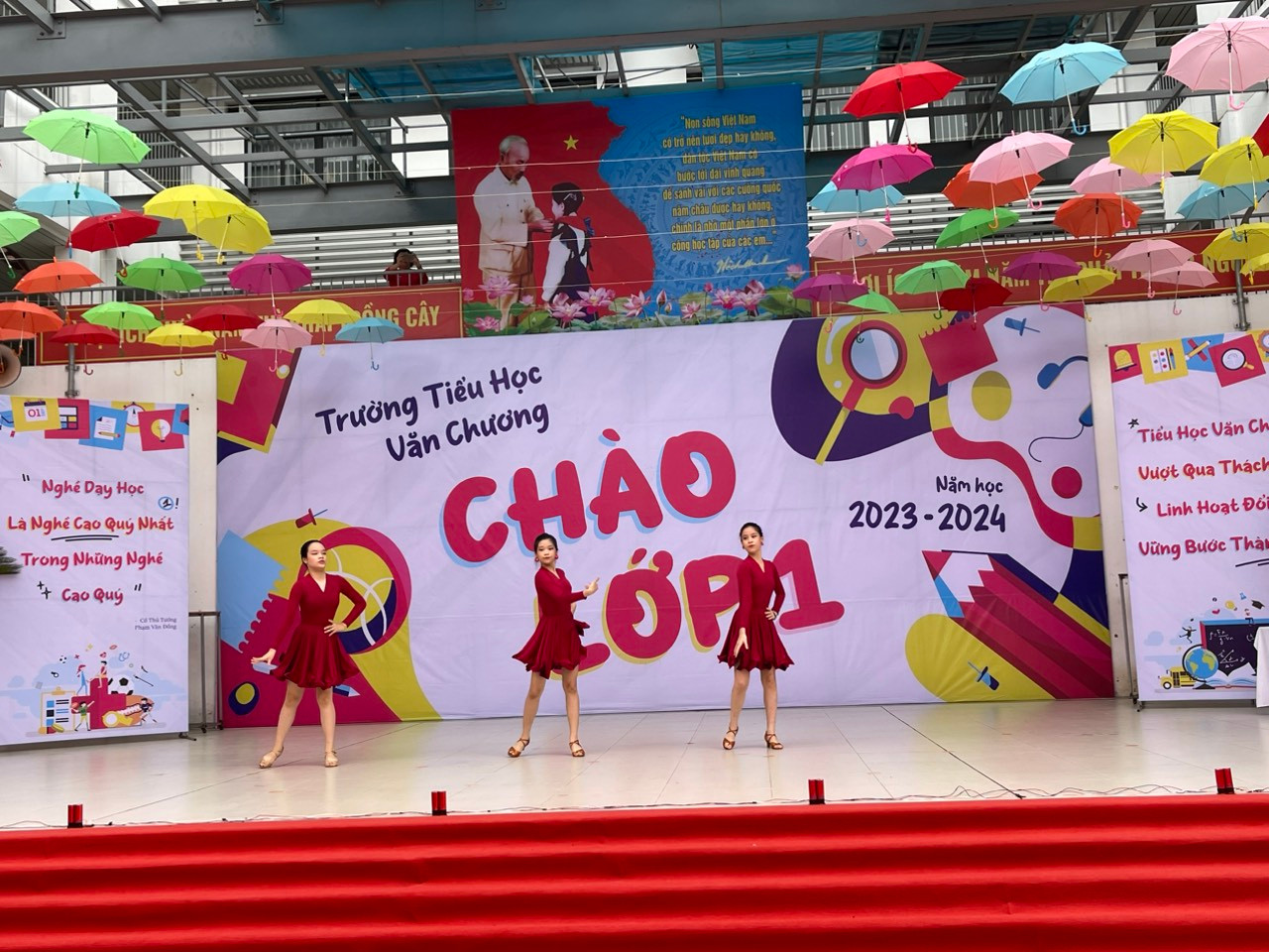 Các tiết mục văn nghệ khuấy động không khí thêm rộn ràng.