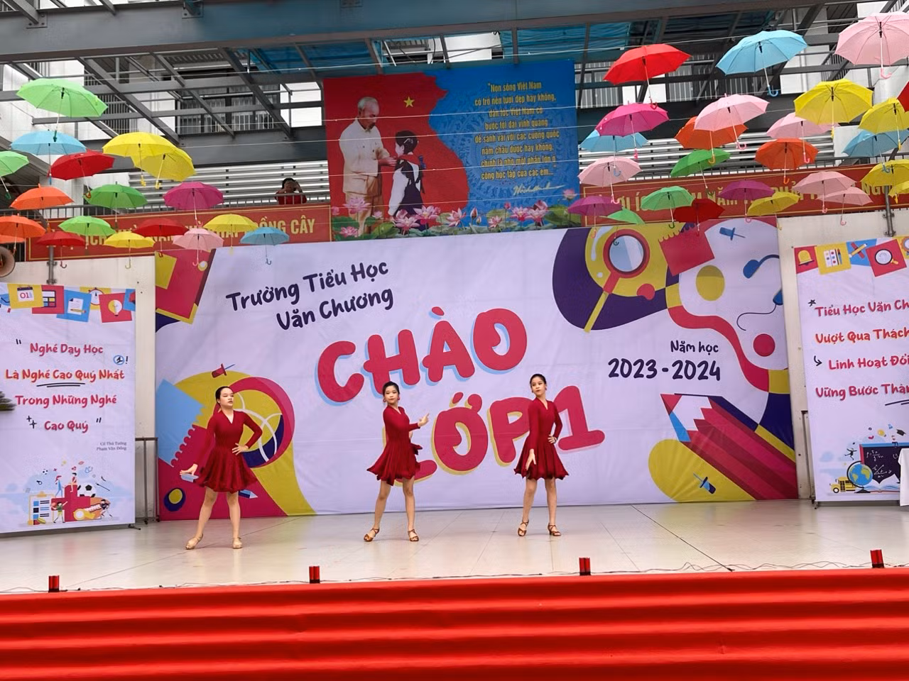 Các tiết mục văn nghệ khuấy động không khí thêm rộn ràng.