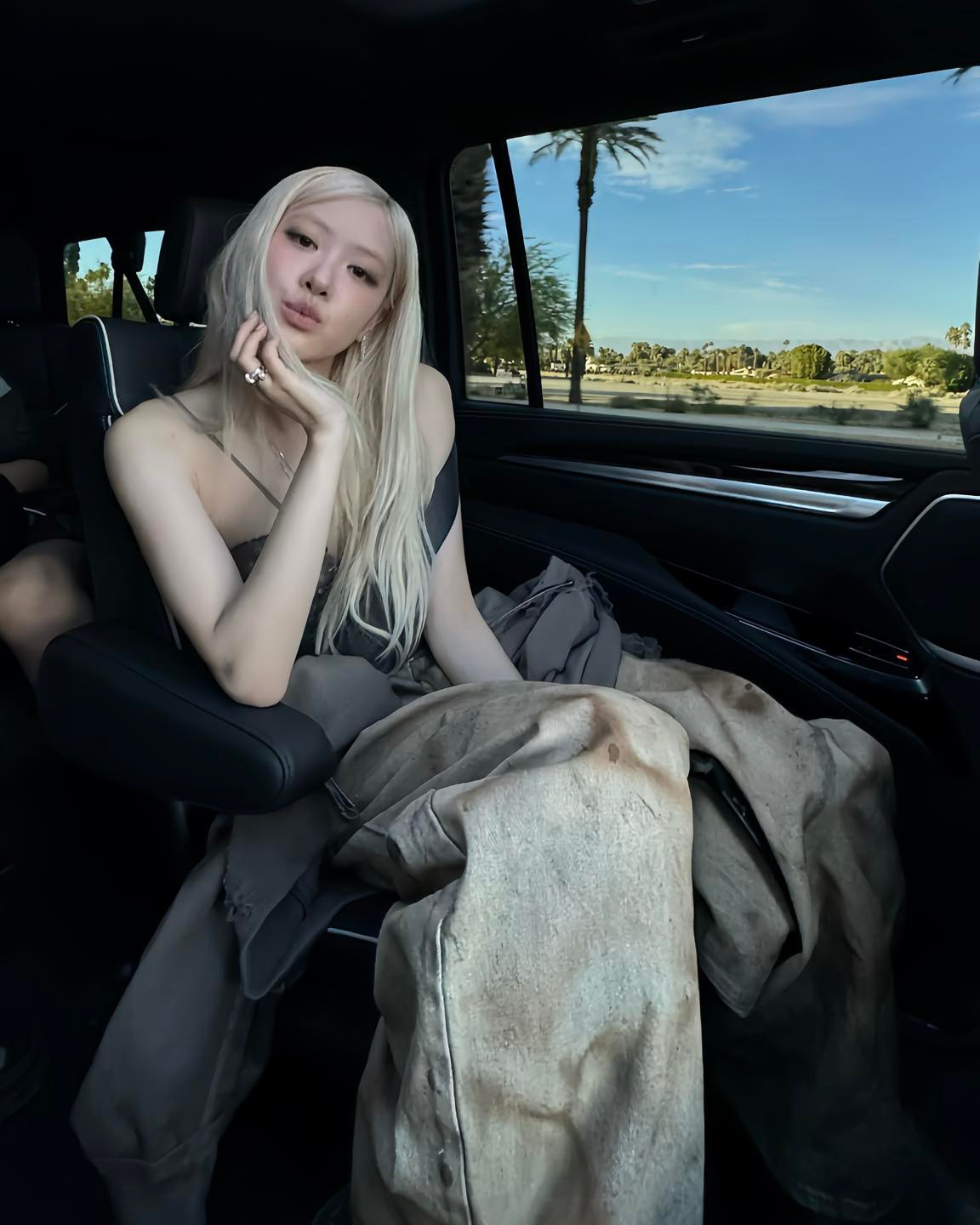 Rosé với mái tóc vàng tung bay và giọng hát nội lực ở fancam lẫn ảnh fansite của sân khấu Kill This Love - Coachella 2019 được fan K-Pop gọi là "huyền thoại".