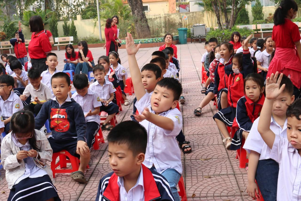 Nhưng giơ tay nhiệt tình mà không được gọi trả lời thì có hơi buồn một xíu! Nhưng giơ tay nhiệt tình mà không được gọi trả lời thì có hơi buồn một xíu!