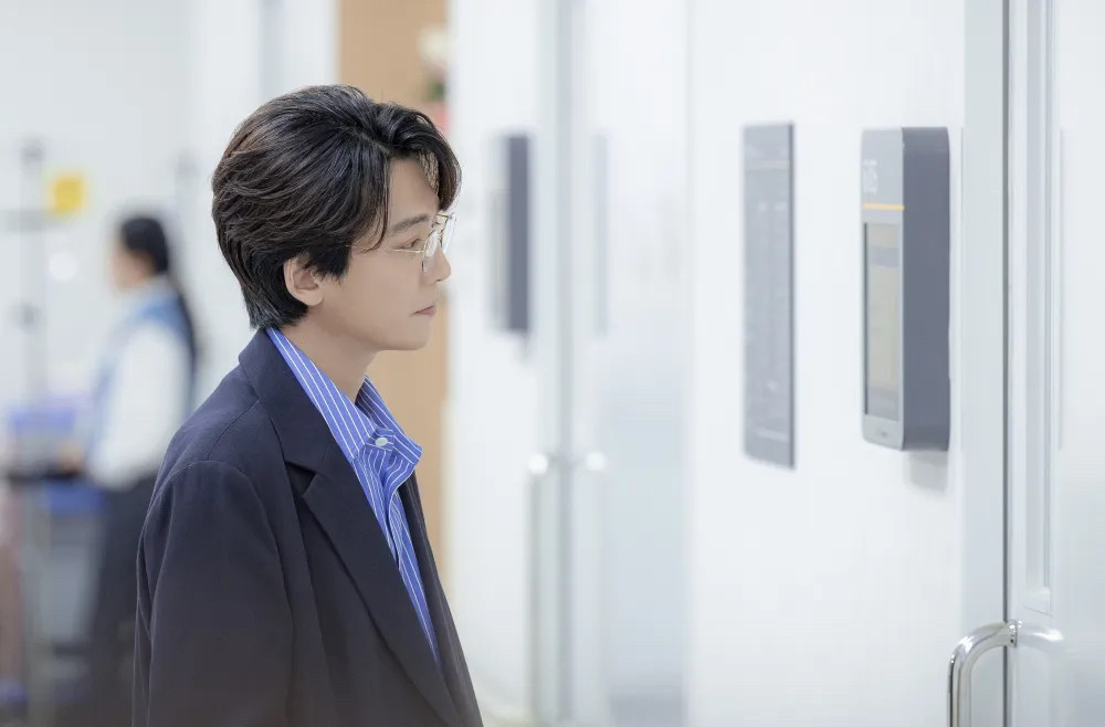 Giáo sư "Cá hố" bảnh bao trong loạt hình still cut và được cho sẽ mang tới lời khuyên, bài học mới cho đội tân binh. Nhưng điều khán giả ngóng chờ là anh sẽ gặp cả bốn "mầm non" hay giống như Chu Min Ha, chỉ gặp 1 người và là nhân tố tiếp lửa nghề.