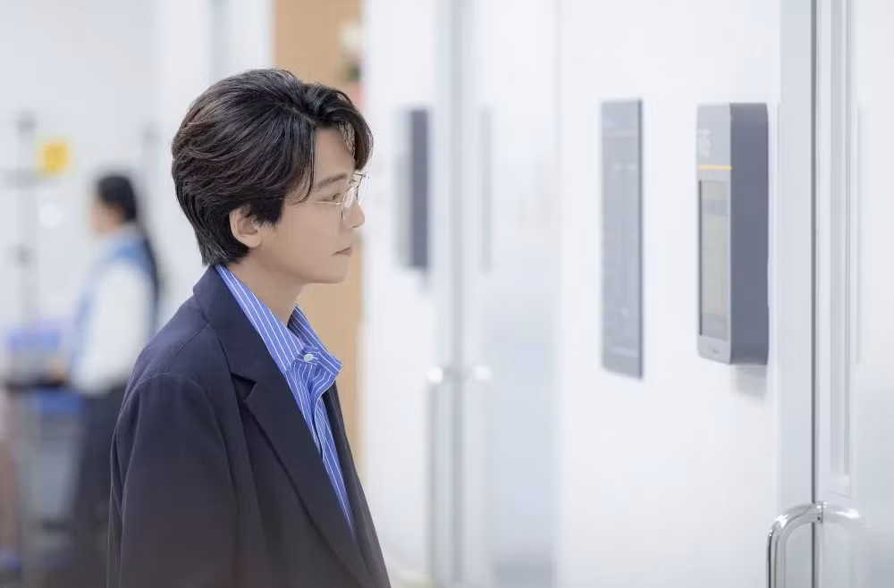 Giáo sư "Cá hố" bảnh bao trong loạt hình still cut và được cho sẽ mang tới lời khuyên, bài học mới cho đội tân binh. Nhưng điều khán giả ngóng chờ là anh sẽ gặp cả bốn "mầm non" hay giống như Chu Min Ha, chỉ gặp 1 người và là nhân tố tiếp lửa nghề.