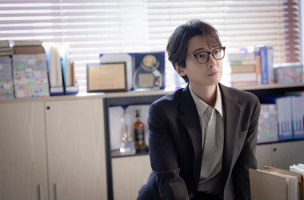 Giáo sư "Cá hố" bảnh bao trong loạt hình still cut và được cho sẽ mang tới lời khuyên, bài học mới cho đội tân binh. Nhưng điều khán giả ngóng chờ là anh sẽ gặp cả bốn "mầm non" hay giống như Chu Min Ha, chỉ gặp 1 người và là nhân tố tiếp lửa nghề.