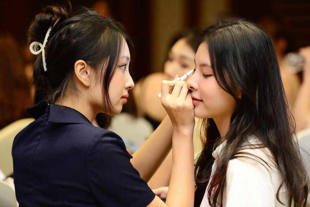 Giáng My giúp thí sinh Minh Thư (Người đẹp Hoa Lư thứ 2) kẻ mắt trong phòng chờ.