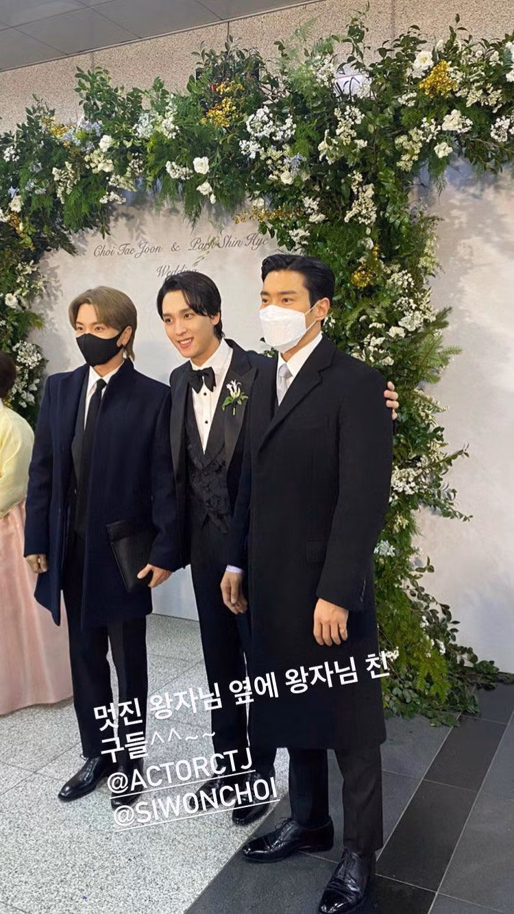 Lee Teuk và Siwon cũng góp mặt tại lễ cưới. - Nguồn: @StarAngel__