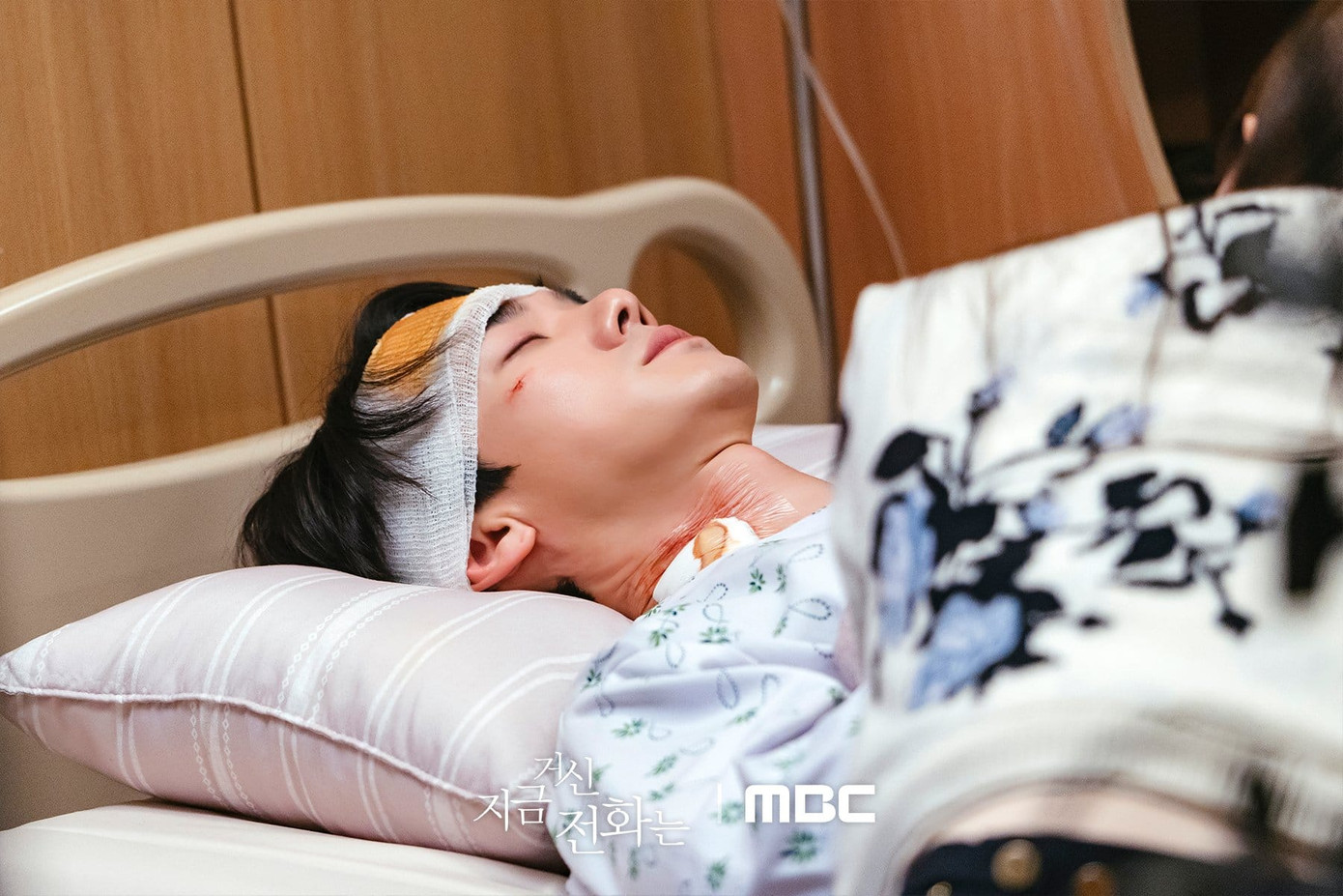 Hee Joo túc trực không rời, chờ Sa Eon tỉnh lại.