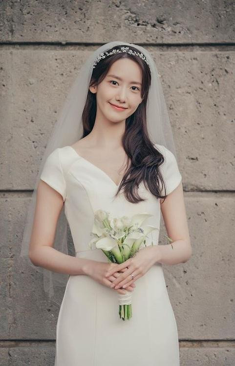 Bức ảnh đơn của cô dâu Go Mi Ho từng được công bố trong loạt ảnh tạo hình của Yoona trước khi Big Mouth phát sóng. Bức ảnh đơn của cô dâu Go Mi Ho từng được công bố trong loạt ảnh tạo hình của Yoona trước khi Big Mouth phát sóng.