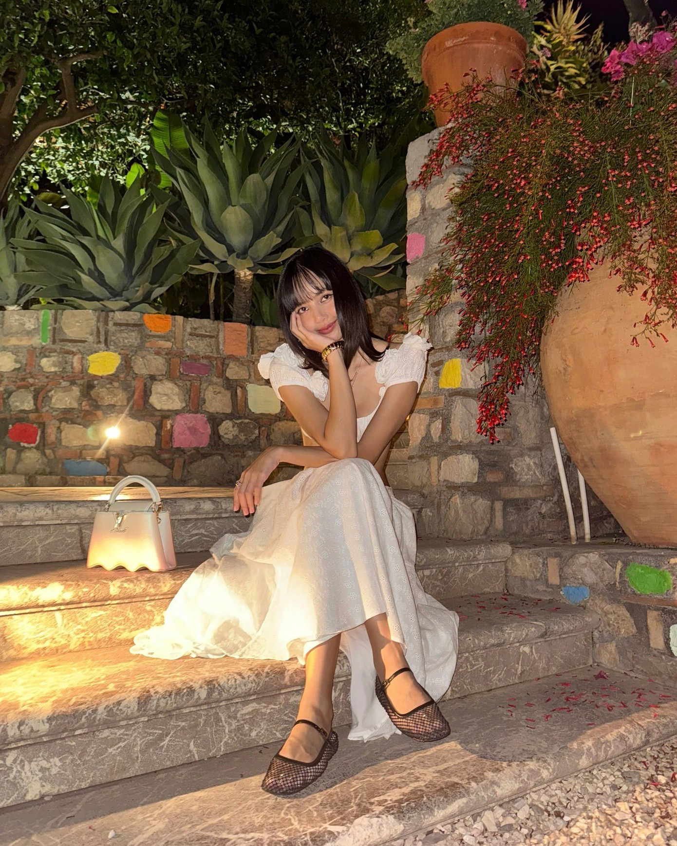 Những bức ảnh Lisa mới đăng tải cho thấy cô đã (hoặc đang) ở Ý càng củng cố cho suy đoán của người hâm mộ. Những bức ảnh Lisa mới đăng tải cho thấy cô đã (hoặc đang) ở Ý càng củng cố cho suy đoán của người hâm mộ.