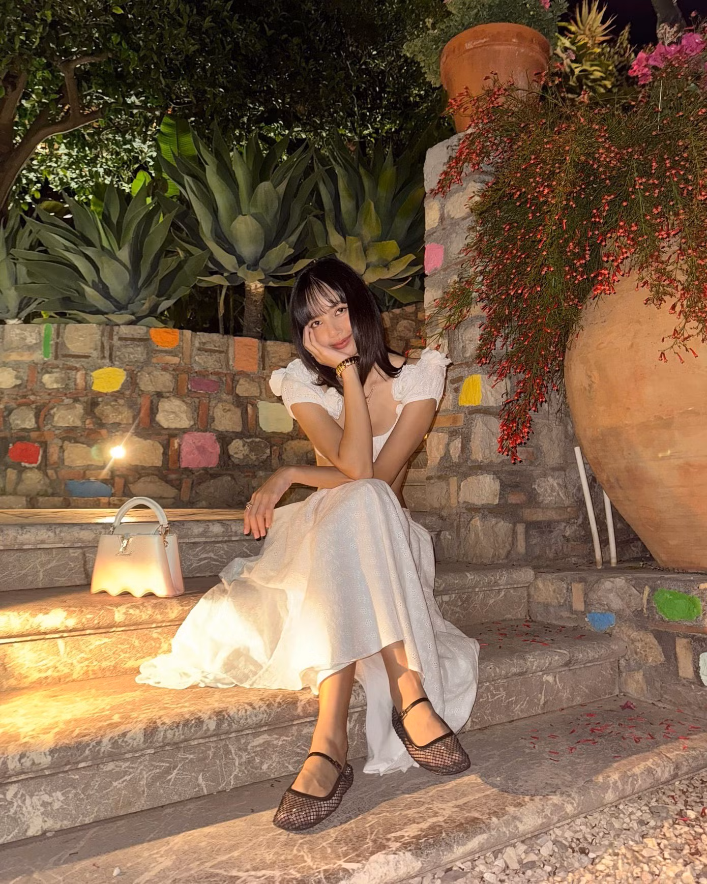 Những bức ảnh Lisa mới đăng tải cho thấy cô đã (hoặc đang) ở Ý càng củng cố cho suy đoán của người hâm mộ.