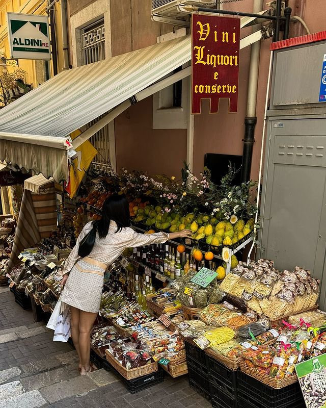 Những bức ảnh Lisa mới đăng tải cho thấy cô đã (hoặc đang) ở Ý càng củng cố cho suy đoán của người hâm mộ. Những bức ảnh Lisa mới đăng tải cho thấy cô đã (hoặc đang) ở Ý càng củng cố cho suy đoán của người hâm mộ.