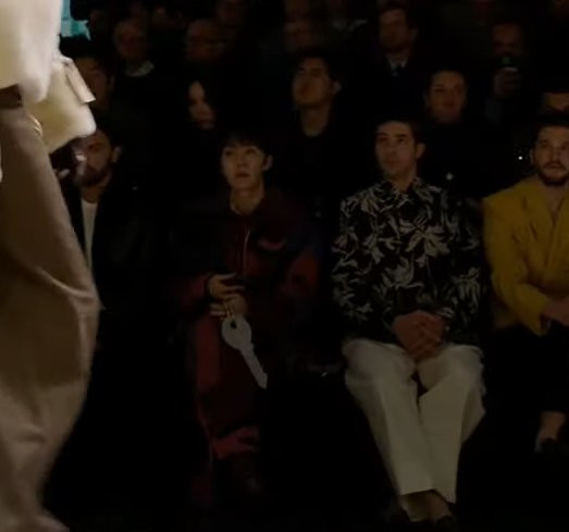 Phụ kiện hình móc khóa khổng lồ được j-hope cầm ở hàng ghế đầu show diễn của Louis Vuitton gây chú ý. Nhiều fan cho rằng đây là một chiếc túi có thiết kế lạ. Tuy nhiên, thực tế nó chỉ là tấm thẻ đánh dấu vị trí ngồi.