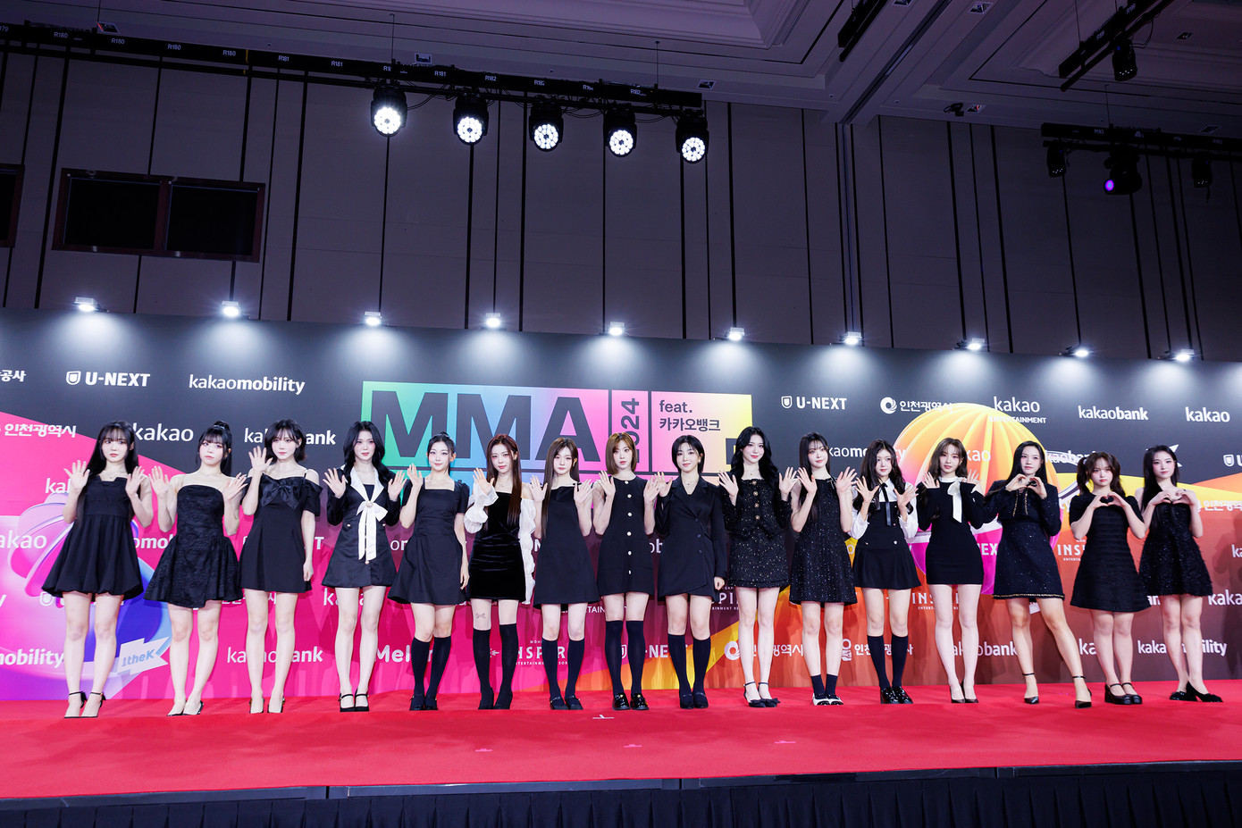 QWER và tripleS là một trong những cái tên xuất hiện sớm nhất tại thảm đỏ MMA 2024.