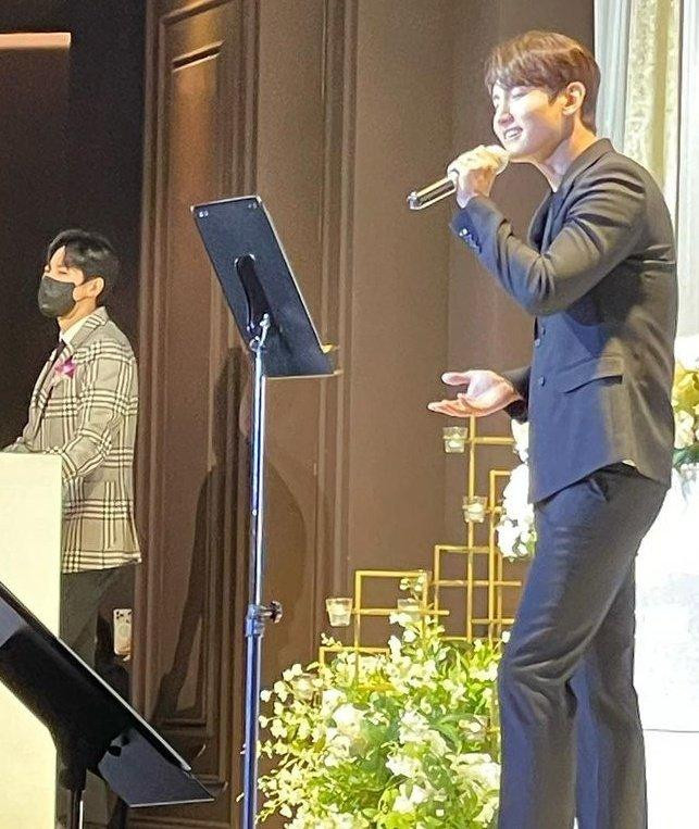 Yunho (trái) và Changmin (phải) tại hôn lễ quản lý. Yunho (trái) và Changmin (phải) tại hôn lễ quản lý.