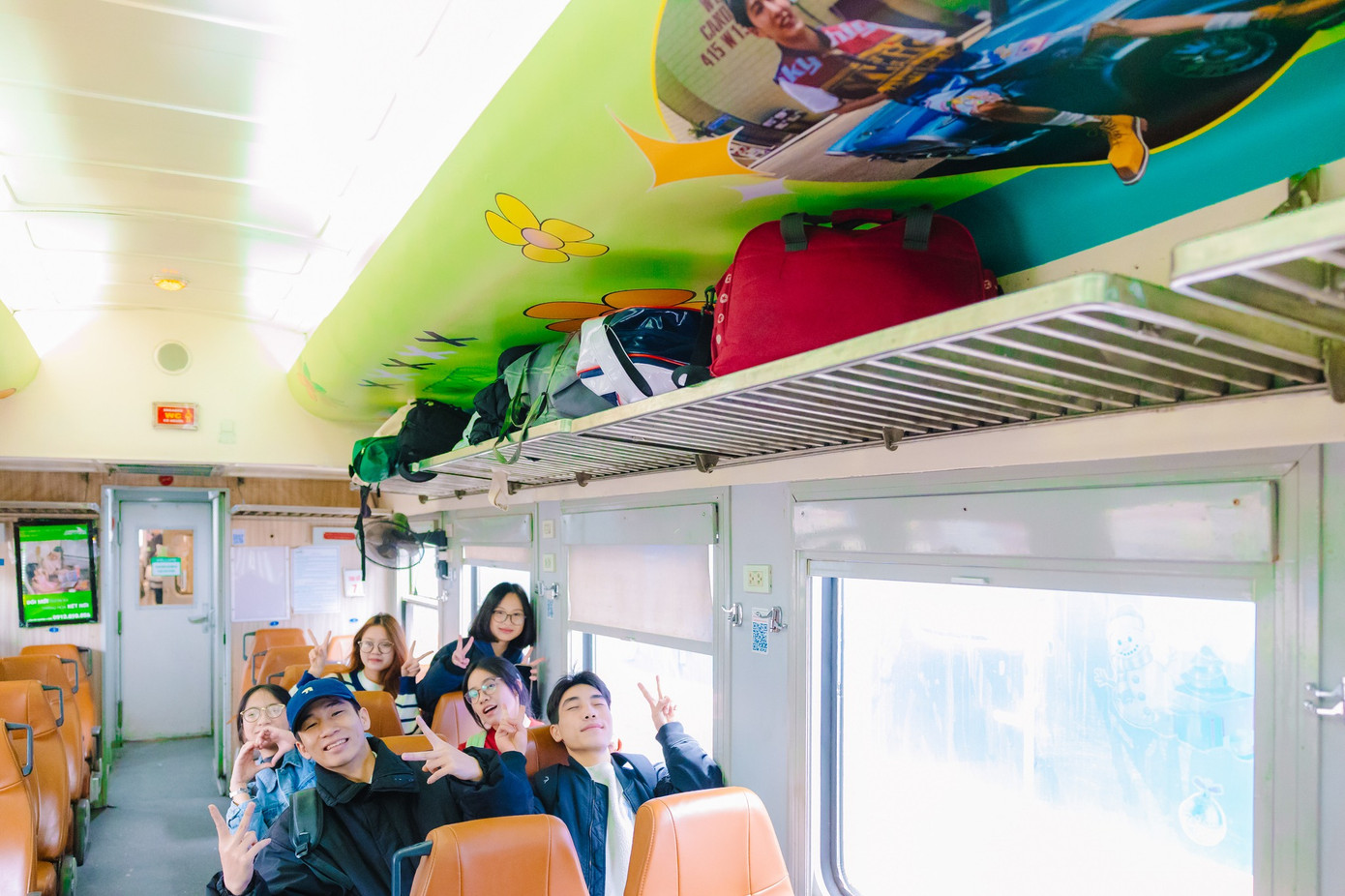 Bên trong toa tàu cũng phủ kín hình B.I. Bên trong toa tàu cũng phủ kín hình B.I.