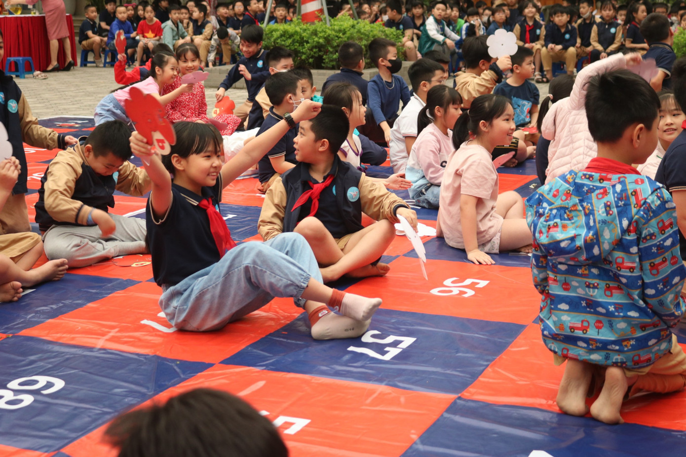 Tween phấn khích khi đưa ra câu trả lời đúng. Tween phấn khích khi đưa ra câu trả lời đúng.