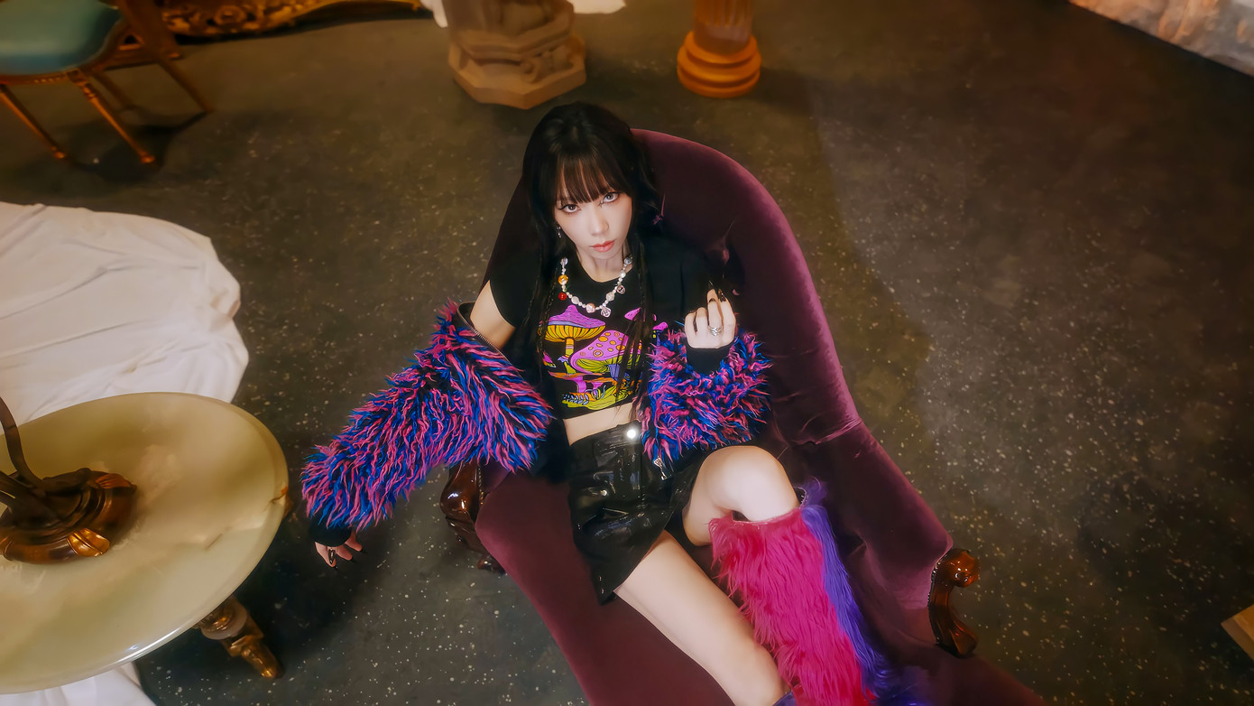 Hết visual này đến visual khác "tấn công" trong Stamp On It. Hết visual này đến visual khác "tấn công" trong Stamp On It.