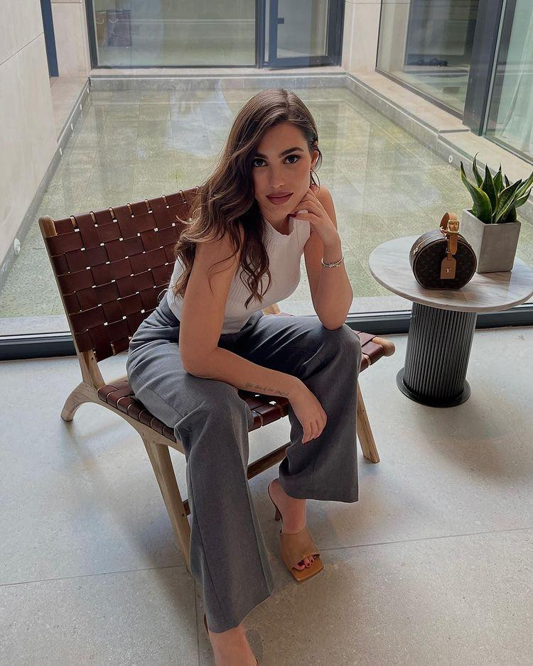 Cô thường mặc những trang phục đơn giản, nhưng thanh lịch và giúp tôn dáng. Cô thường mặc những trang phục đơn giản, nhưng thanh lịch và giúp tôn dáng.