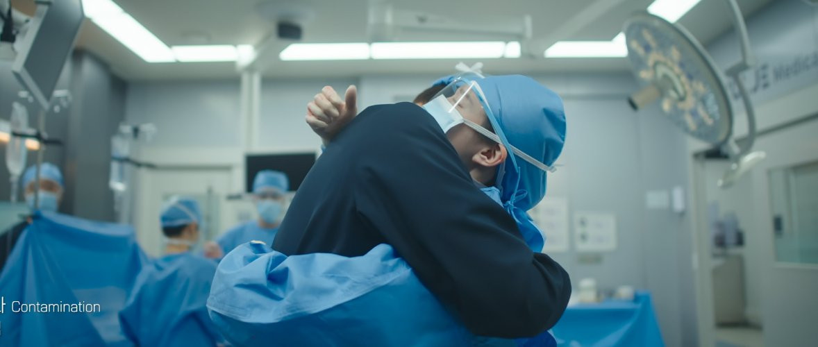 Nhịp tim em bé liên tục giảm khiến họ lo lắng. Sau khi em bé bật khóc, báo hiệu mẹ tròn con vuông, Yi Young và Dong Ho ôm chầm lấy đối phương mừng rỡ. Nhịp tim em bé liên tục giảm khiến họ lo lắng. Sau khi em bé bật khóc, báo hiệu mẹ tròn con vuông, Yi Young và Dong Ho ôm chầm lấy đối phương mừng rỡ.