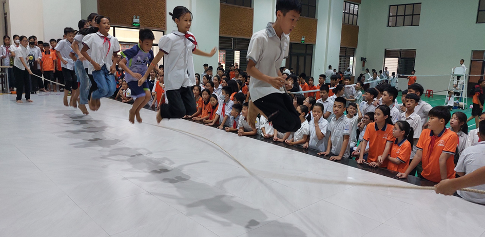 Các bạn nhỏ trong phần thi nhảy dây tập thể.