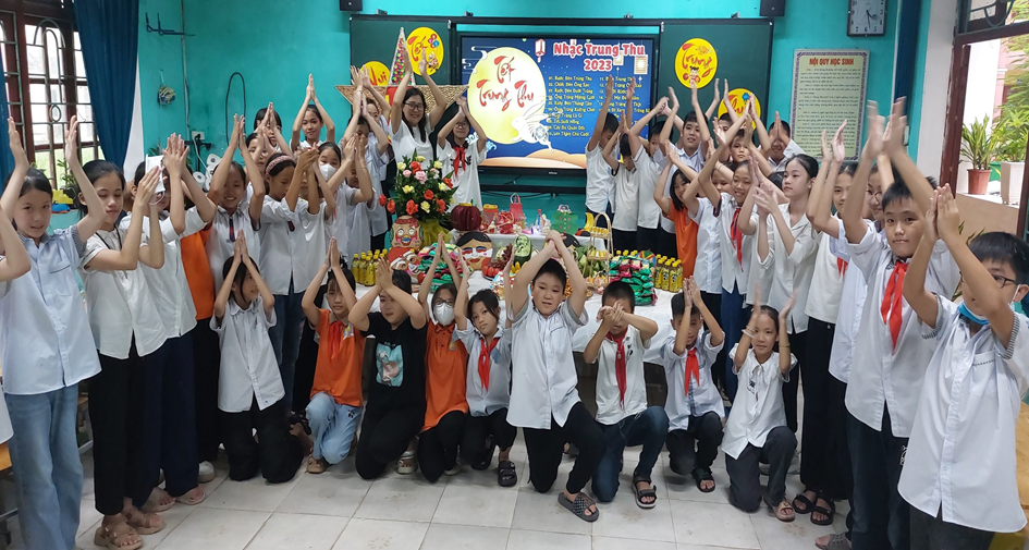 "Út cưng" của trường - lớp 6A1 trong mùa trăng rằm đầu tiên dưới mái trường THCS Xương Giang.