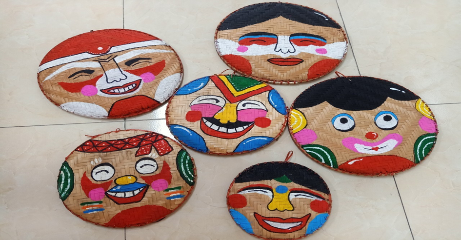 Những chiếc mặt nạ do "họa sĩ nghiệp dư nhí" của trường THCS Xương Giang sáng tạo nên.