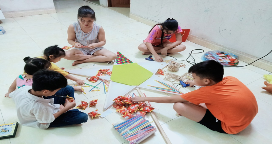 Phụ huynh học sinh lớp 6A1 hướng dẫn các con làm đèn ông sao.