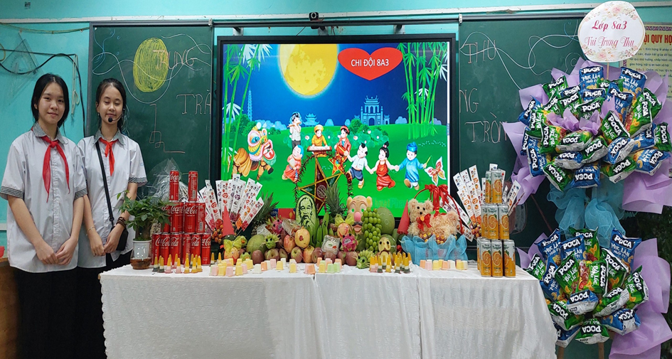 Mâm cỗ thịnh soạn với lẵng hoa kết từ bimbim độc lạ của lớp 8A3.