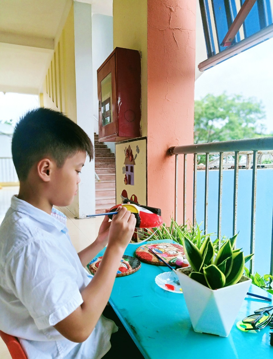 Cậu bạn Hải Đăng lớp 6A1 chăm chú trang trí chiếc mặt nạ của mình.