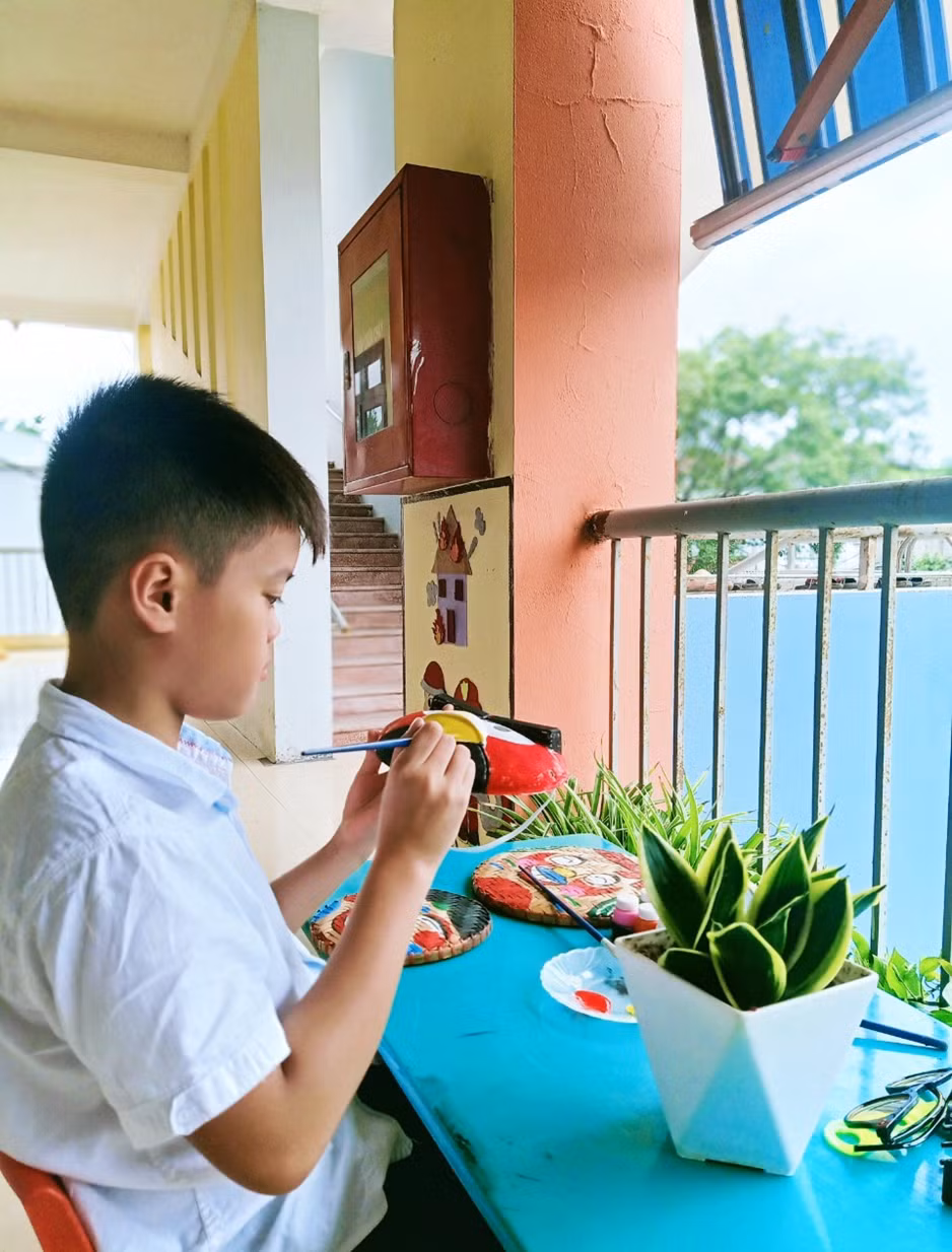 Cậu bạn Hải Đăng lớp 6A1 chăm chú trang trí chiếc mặt nạ của mình.