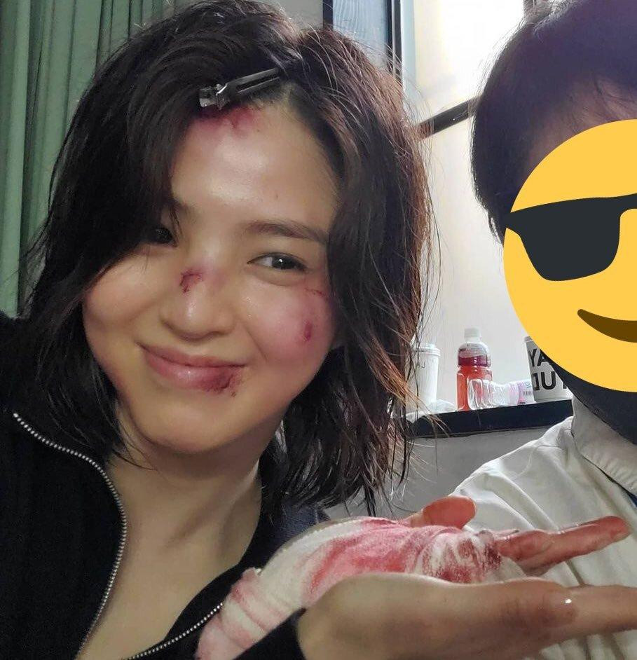 Trái với hình ảnh cá tính, lạnh lùng trong poster, trong hình ảnh hậu trường Han So Hee lại trở nên tinh nghịch, đáng yêu. Trái với hình ảnh cá tính, lạnh lùng trong poster, trong hình ảnh hậu trường Han So Hee lại trở nên tinh nghịch, đáng yêu.