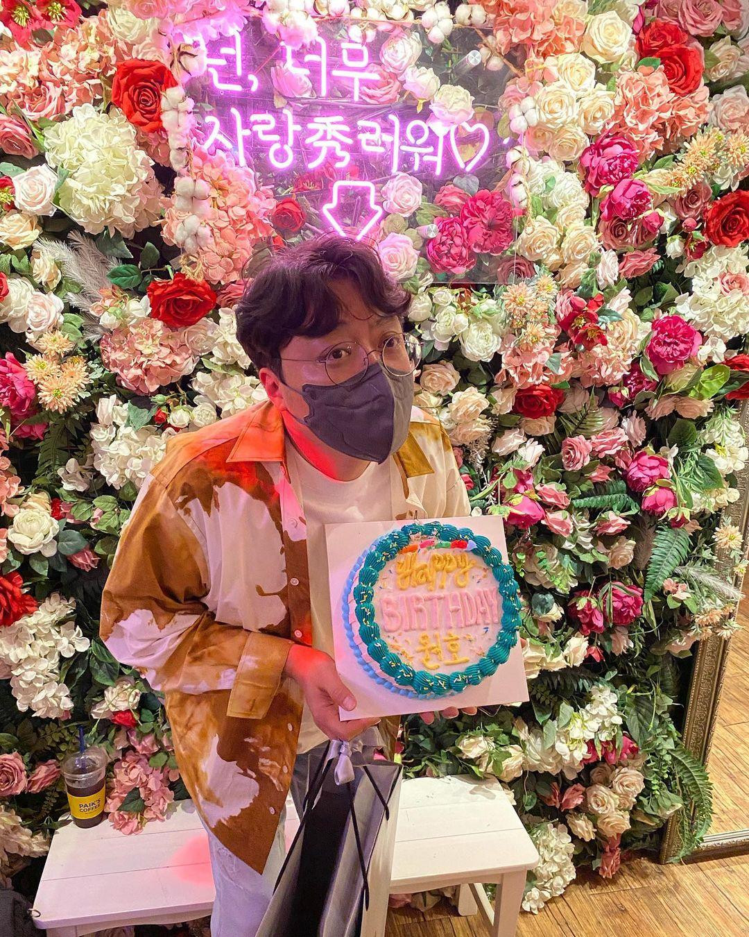 "Trai kỹ thuật" Shin Won Ho đã cài cắm bao chi tiết lãng mạn trong từng cảnh phim khiến khán giả phải "mắt chữ O, miệng chữ A" khi phát hiện. "Trai kỹ thuật" Shin Won Ho đã cài cắm bao chi tiết lãng mạn trong từng cảnh phim khiến khán giả phải "mắt chữ O, miệng chữ A" khi phát hiện.