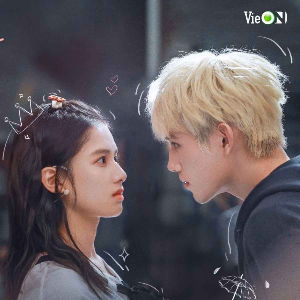 Trước khi phim lên sóng, Trần Phi Vũ đã trở thành cái tên hot nhờ tạo hình tóc bạch kim, điển trai như nam thần truyện tranh.
