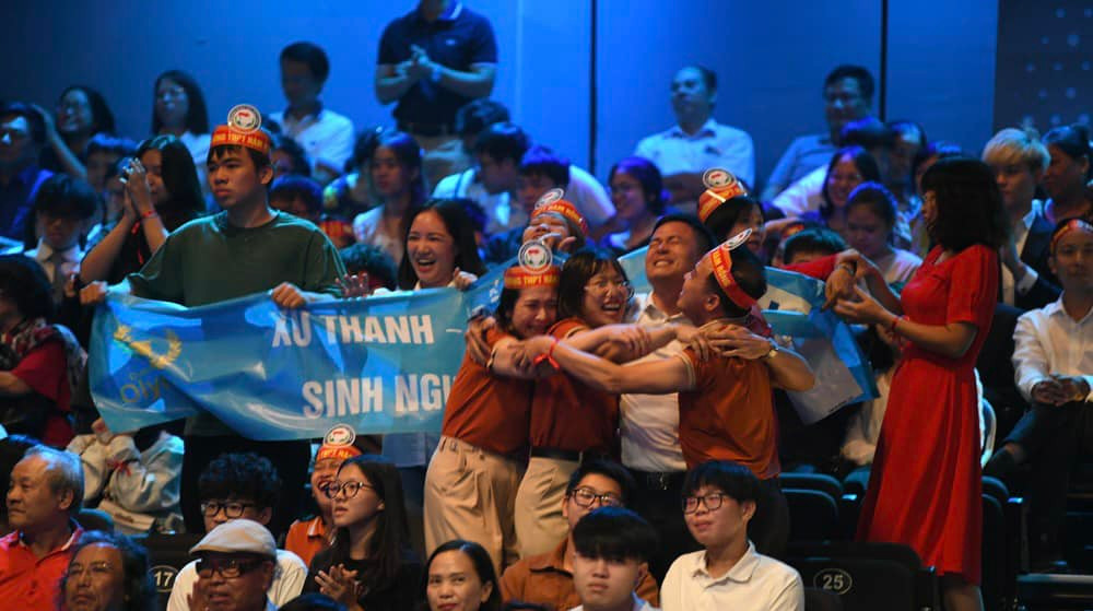 Bạn bè, thầy cô có mặt tại trường quay để cổ vũ cho Xuân Mạnh cũng vỡ òa trong hạnh phúc. Bạn bè, thầy cô có mặt tại trường quay để cổ vũ cho Xuân Mạnh cũng vỡ òa trong hạnh phúc.