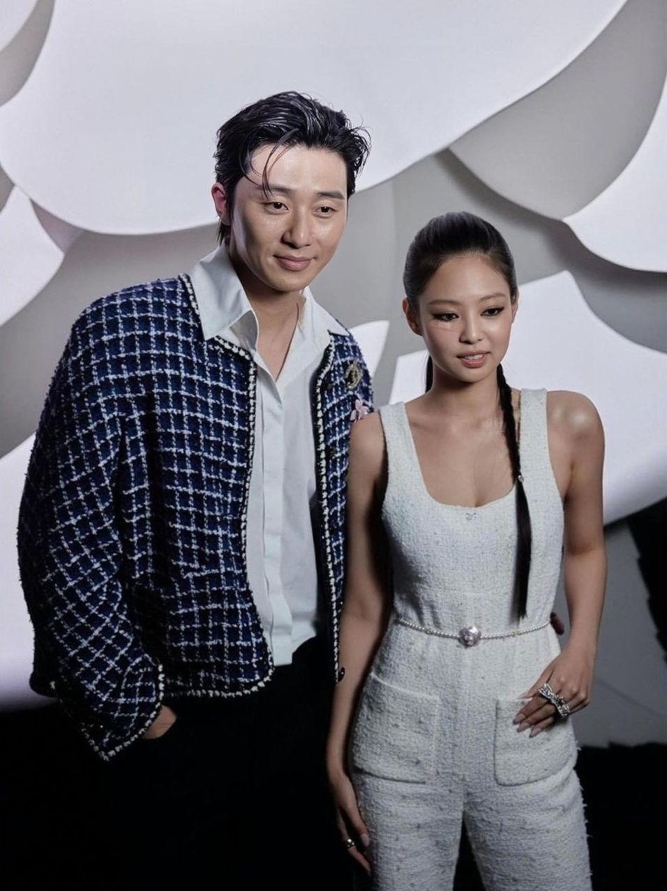 Park Seo Joon và Kim Jennie chung khung hình, tạo nên những bức ảnh &quot;gấp đôi visual&quot;.