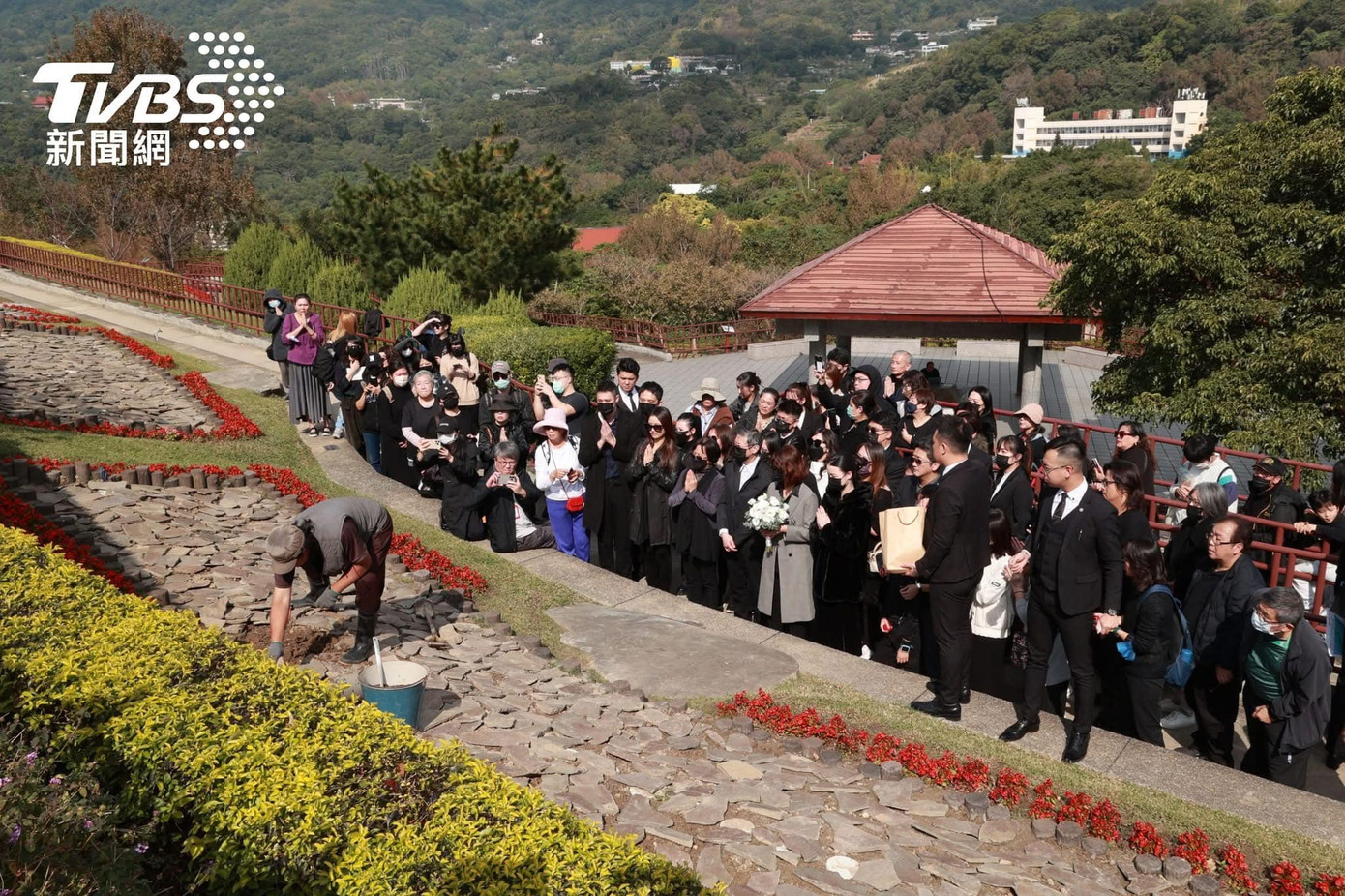 Phần sau của buổi lễ được tổ chức tại vườn Chân Thiện. Phần sau của buổi lễ được tổ chức tại vườn Chân Thiện.