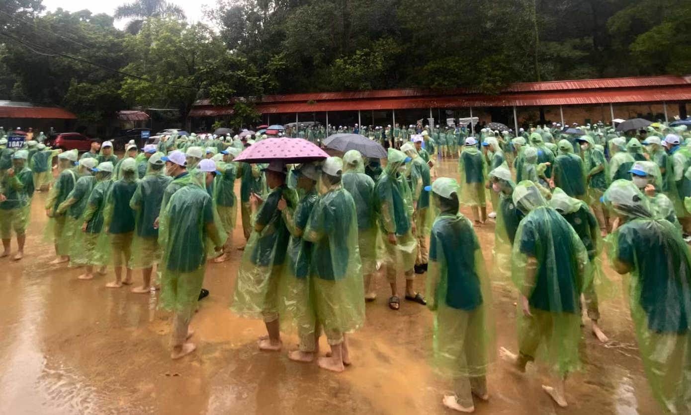 Sáng 7/10, trong buổi tổng duyệt tại điểm cầu Sóc Sơn, trời mưa ngắt quãng liên tục.
