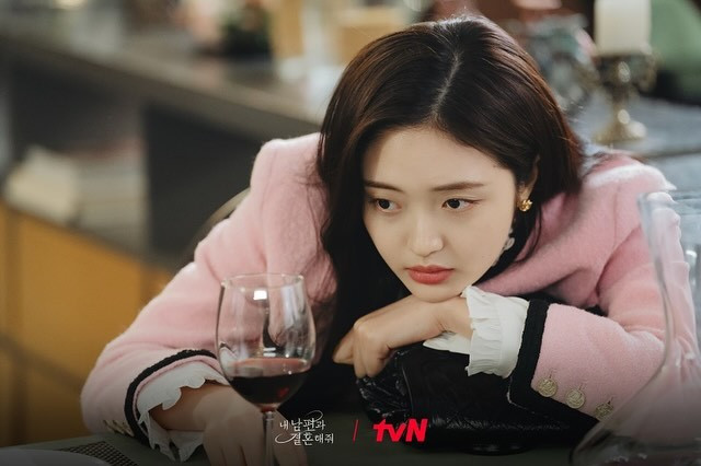 Yoo Hee Yeon sở hữu "1001" chiếc biểu cảm "dễ cưng", được khán giả gọi là "em chồng trong mơ" vì tính cách vô tư, tốt bụng, phóng khoáng. Yoo Hee Yeon sở hữu "1001" chiếc biểu cảm "dễ cưng", được khán giả gọi là "em chồng trong mơ" vì tính cách vô tư, tốt bụng, phóng khoáng.