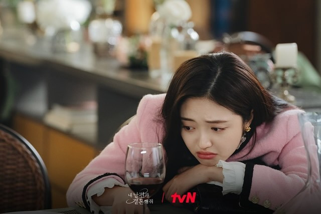 Yoo Hee Yeon sở hữu "1001" chiếc biểu cảm "dễ cưng", được khán giả gọi là "em chồng trong mơ" vì tính cách vô tư, tốt bụng, phóng khoáng. Yoo Hee Yeon sở hữu "1001" chiếc biểu cảm "dễ cưng", được khán giả gọi là "em chồng trong mơ" vì tính cách vô tư, tốt bụng, phóng khoáng.