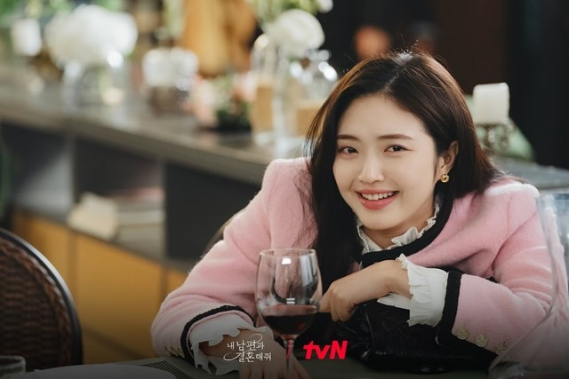 Yoo Hee Yeon sở hữu "1001" chiếc biểu cảm "dễ cưng", được khán giả gọi là "em chồng trong mơ" vì tính cách vô tư, tốt bụng, phóng khoáng. Yoo Hee Yeon sở hữu "1001" chiếc biểu cảm "dễ cưng", được khán giả gọi là "em chồng trong mơ" vì tính cách vô tư, tốt bụng, phóng khoáng.