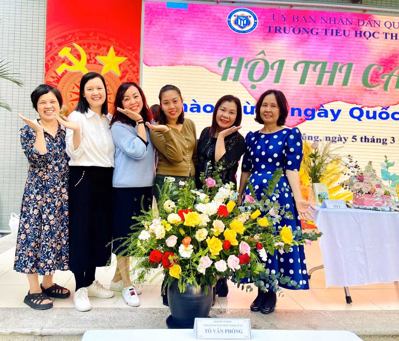 Mỗi đội chuẩn bị một mẫu bình cắm khác nhau để tạo nên những dáng hoa đa dạng. Trà bánh, sách vở... được tận dụng để bày biện, trang trí tăng thêm ý nghĩa.