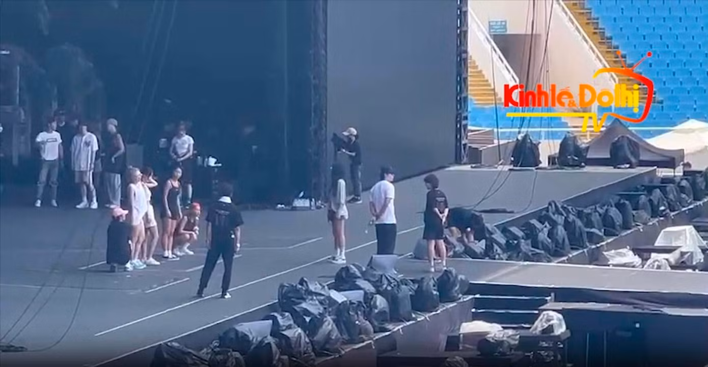 BLACKPINK và các dancer đã có mặt tại sân vận động Mỹ Đình, tiến hành tổng duyệt để chuẩn bị cho show diễn. - Ảnh: Kinh tế &amp; Đô thị