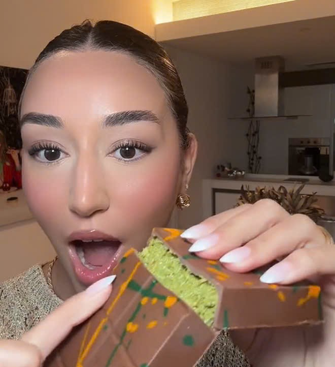 TikToker sarasaadia có video thưởng thức Socola Dubai thu hút hơn 15,6 triệu view và hơn 1,2 triệu lượt thả tim (tính tới thời điểm hiện tại).