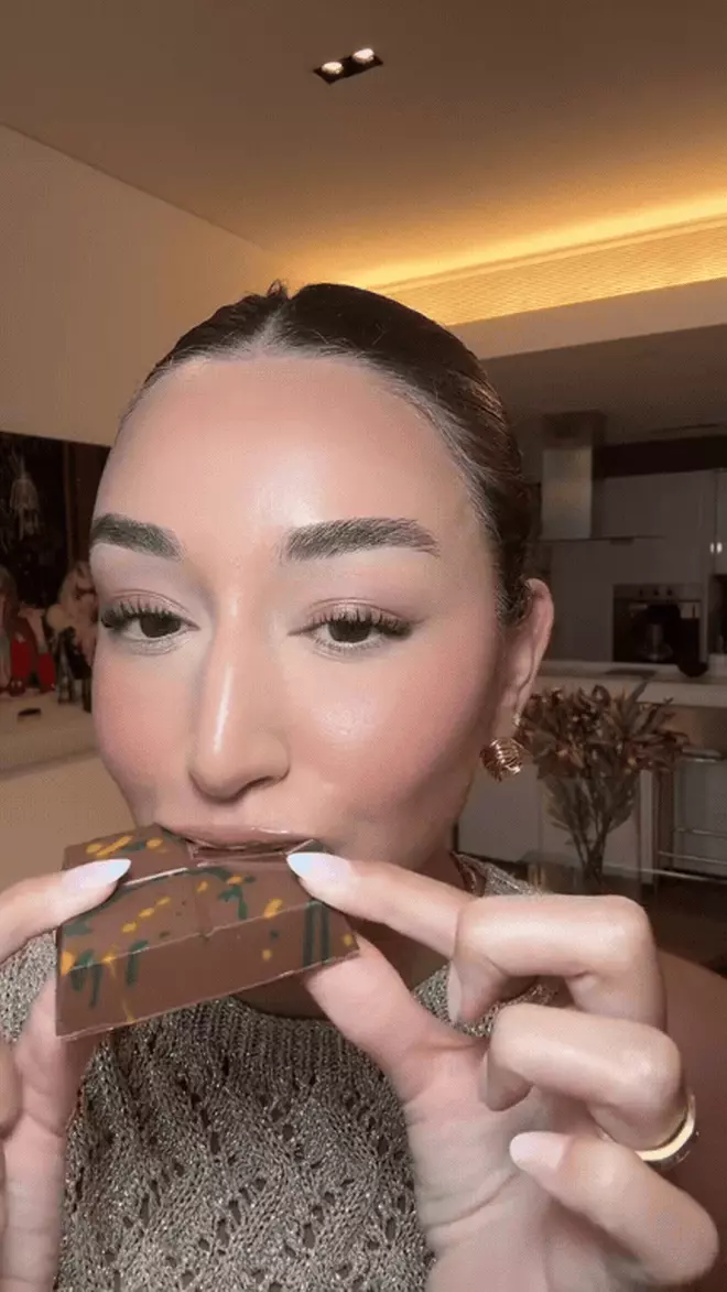 TikToker sarasaadia có video thưởng thức Socola Dubai thu hút hơn 15,6 triệu view và hơn 1,2 triệu lượt thả tim (tính tới thời điểm hiện tại).