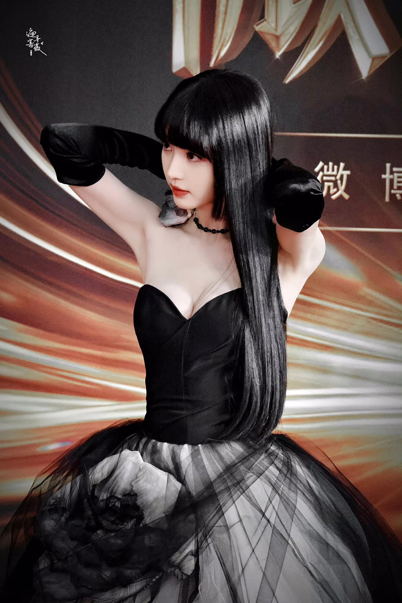 Điền Hi Vi được ví như đóa hoa hồng đen quyến rũ, kiêu kỳ. Không ít Cnet xếp tạo hình của cô là một trong những màn thể hiện xuất sắc nhất tại Đêm hội Weibo 2023.