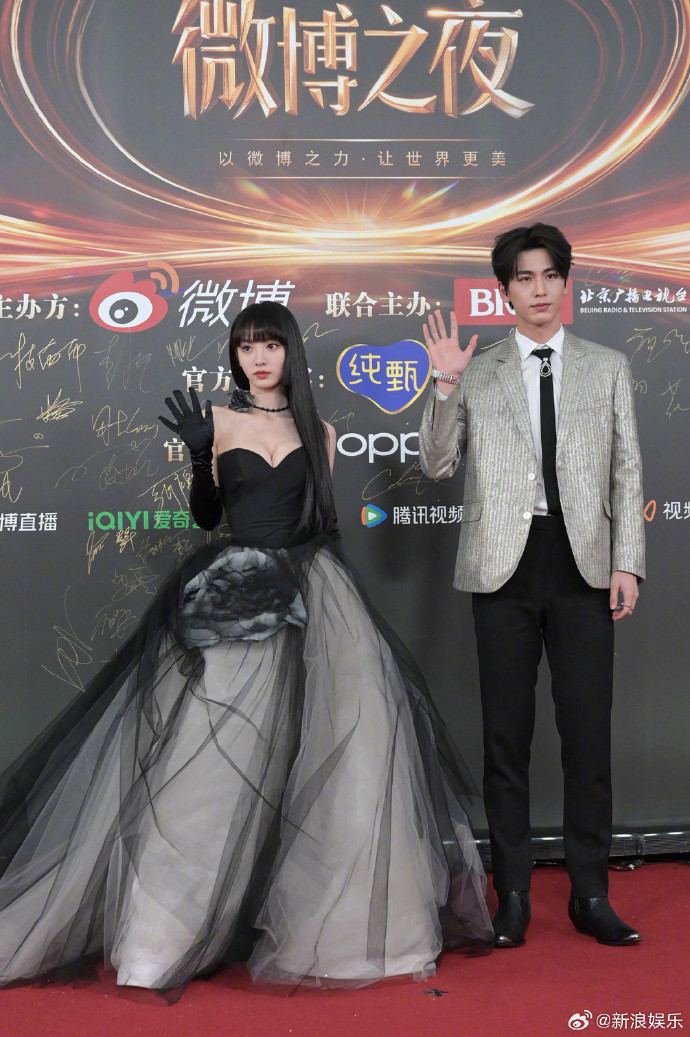 Thêm một tổ hợp visual nữa đến từ Trương Lăng Hách và Điền Hi Vi trên thảm đỏ.