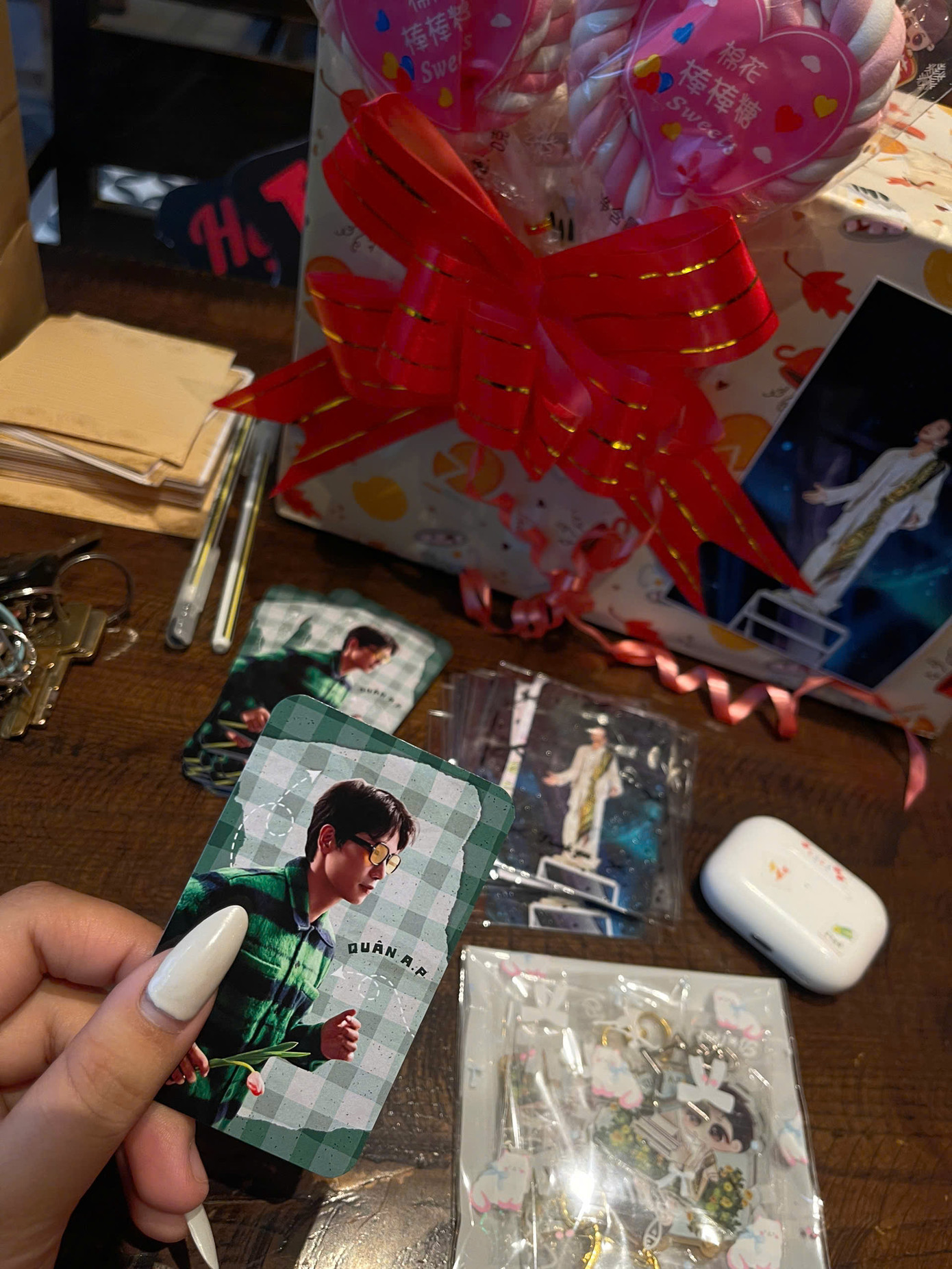 Quà các fan chuẩn bị để tặng người hâm mộ tới check-in sớm sáng nay. Quà các fan chuẩn bị để tặng người hâm mộ tới check-in sớm sáng nay.