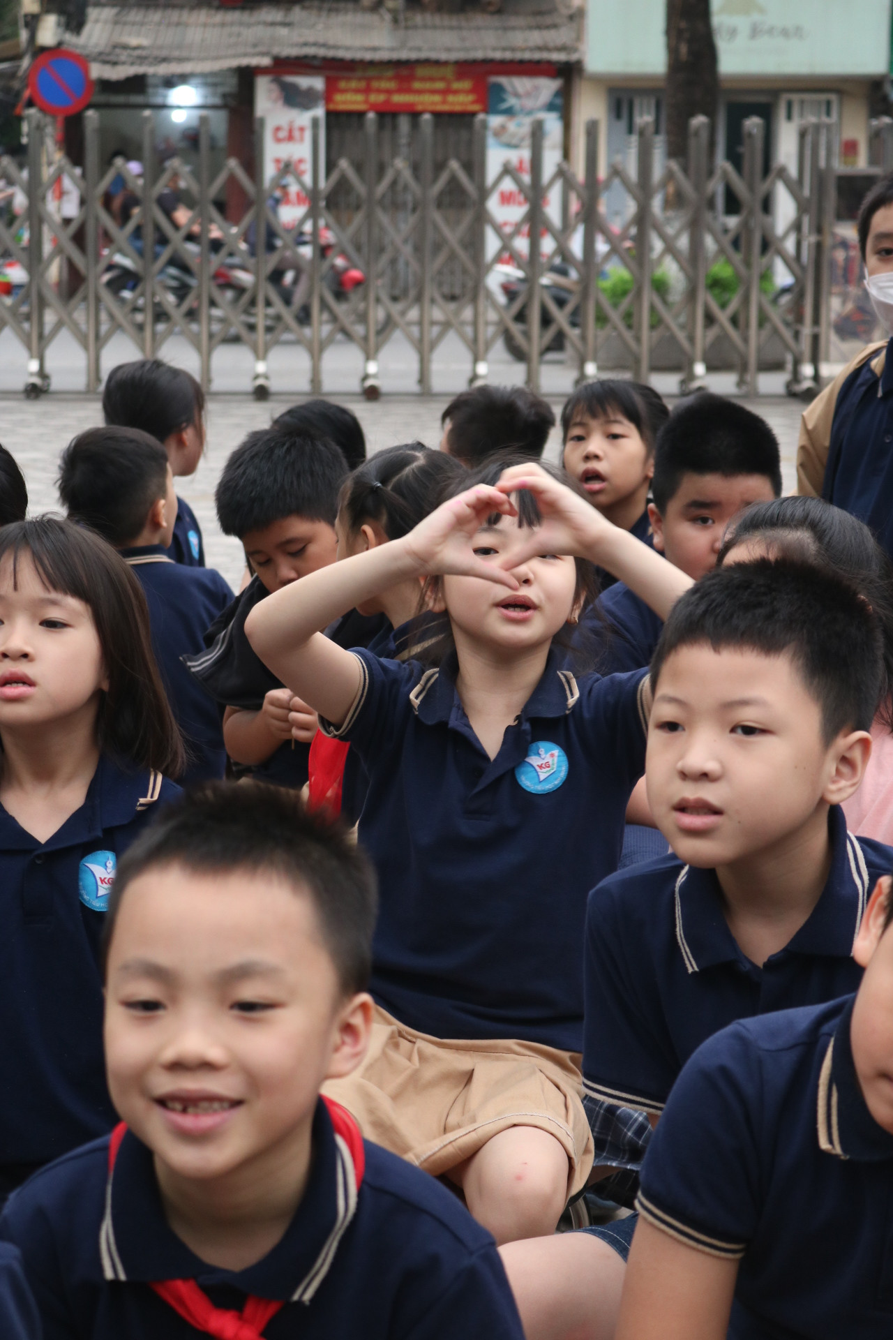 Không có "biển hoa" để trả lời như thí sinh, một cô bạn có cách ra hiệu đáp án (c) độc lạ. Không có "biển hoa" để trả lời như thí sinh, một cô bạn có cách ra hiệu đáp án (c) độc lạ.