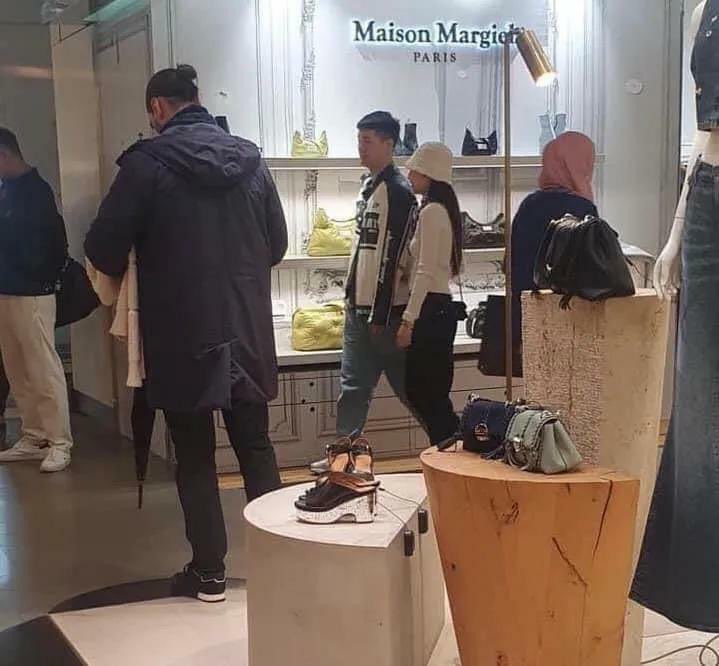 Jennie cùng quản lý được bắt gặp tại một cửa hàng. Jennie cùng quản lý được bắt gặp tại một cửa hàng.